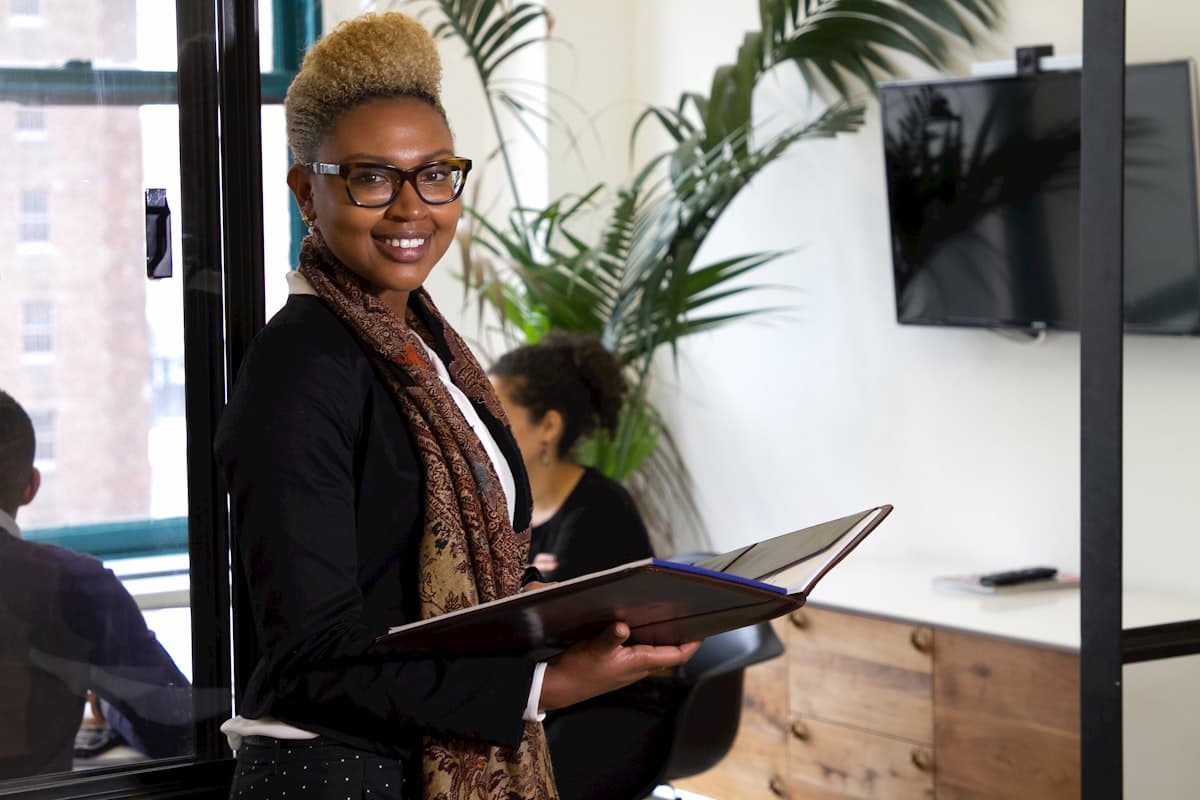 Professionnelle africaine avec des documents dans un bureau