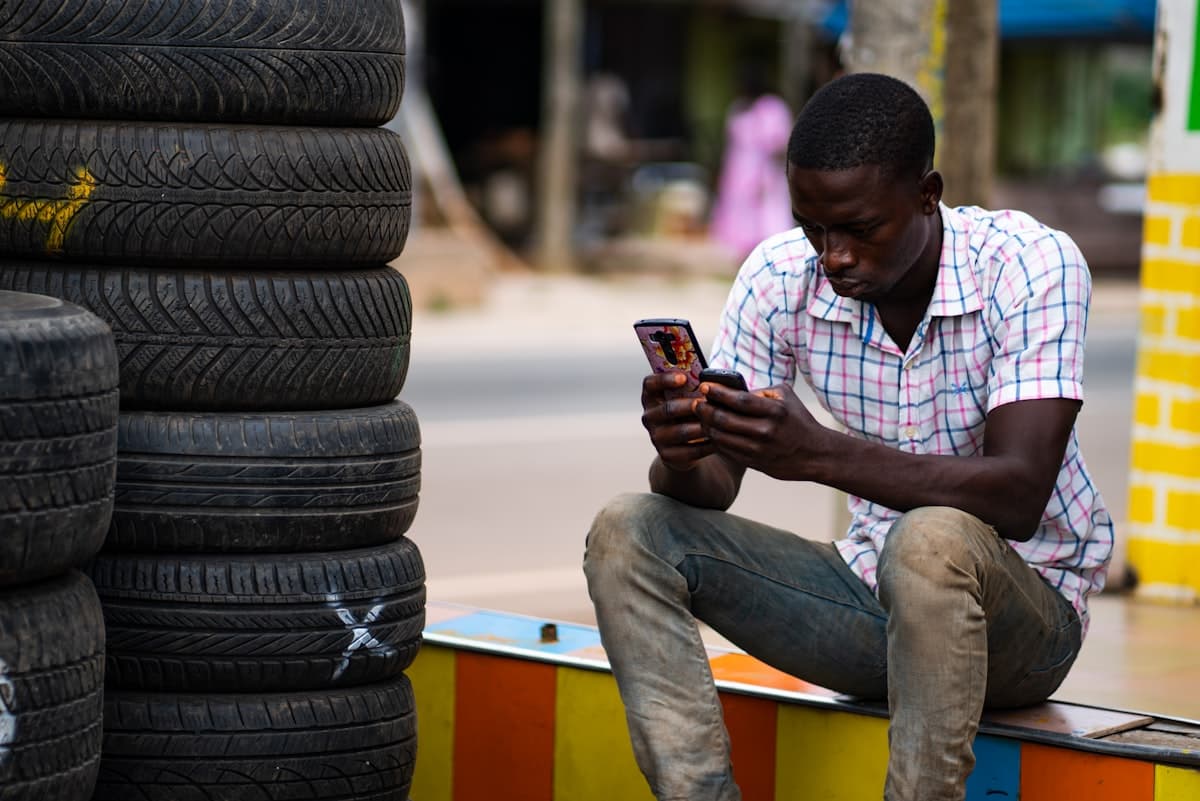 Homme africain utilisant une application mobile de paiement