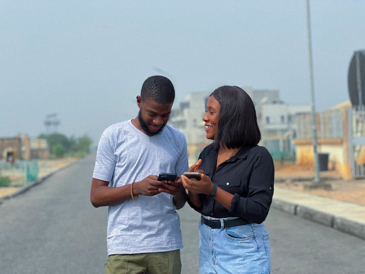 Jeunes camerounais utilisant le paiement mobile sur smartphone