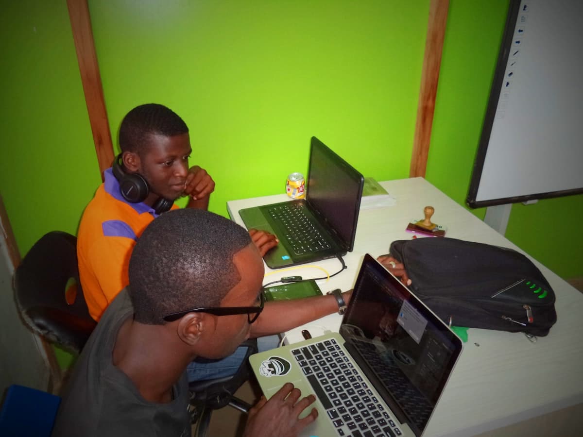 Développeurs travaillant sur des solutions de transformation digitale au Cameroun